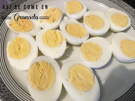 Huevos crujientes rellenos de pollo