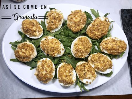 Huevos crujientes rellenos de pollo