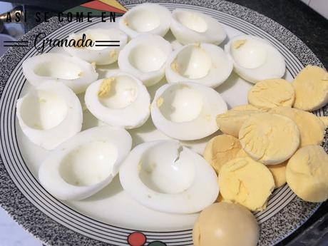 Huevos crujientes rellenos de pollo