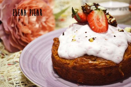 Pastel de fresas y yogur griego, sin azúcar ni edulcorantes