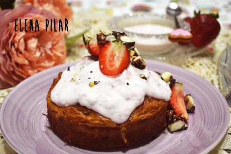 Pastel de fresas y yogur griego, sin azúcar ni edulcorantes