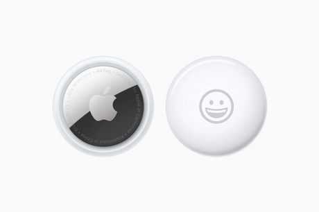 Dos vistas del dispositivo con tecnología Apple AirTag, en la foto sobre un fondo blanco.