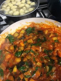 ÑOQUIS CON BERENJENA , TOMATE Y SALVIA