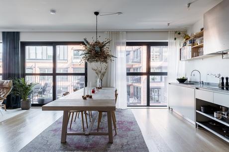 delikatissen white decor tiny apartment decor techos altos scandinavian decor nordic style iluminación nórdica grandes ventanales estilo nórdico decoración luminosa decoración escandinava bright decor big windows scandinavia  