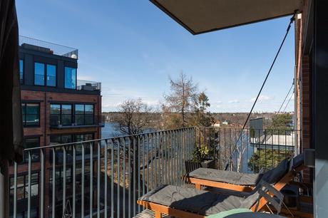 delikatissen white decor tiny apartment decor techos altos scandinavian decor nordic style iluminación nórdica grandes ventanales estilo nórdico decoración luminosa decoración escandinava bright decor big windows scandinavia  