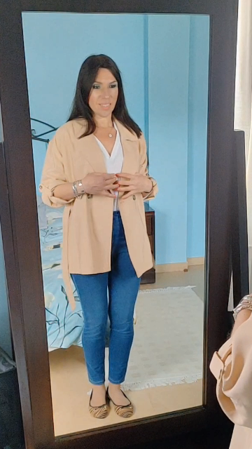 blusa blanca 4 ideas para combinar una gabardina-trench 05