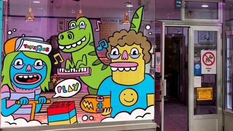 Toys «R» Us anima a los niños  a pintar los comercios del centro de Madrid