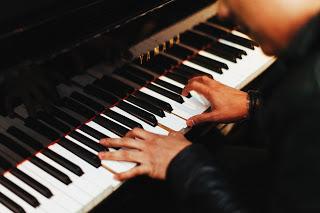 ¿Por qué el piano es un instrumento diferente? ¿qué beneficios aporta aprender a tocarlo?