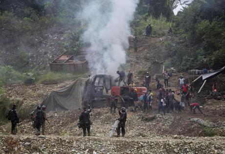Policía y ejército de Colombia allanan operación ilegal de minería de oro