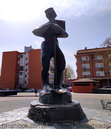 Plaza del Labrador, y su monumento (1991)