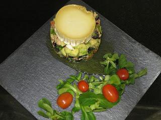 ENSALADA DE AGUACATE, QUESO DE CABRA Y MIEL ENSALADA DE AGUACATE, QUESO DE CABRA Y MIEL