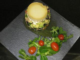 ENSALADA DE AGUACATE, QUESO DE CABRA Y MIEL