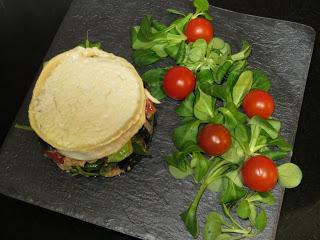 ENSALADA DE AGUACATE, QUESO DE CABRA Y MIEL