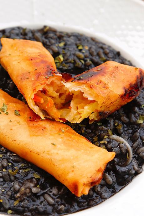 RISOTTO NEGRO  Y ROLLITOS DE PRIMAVERA