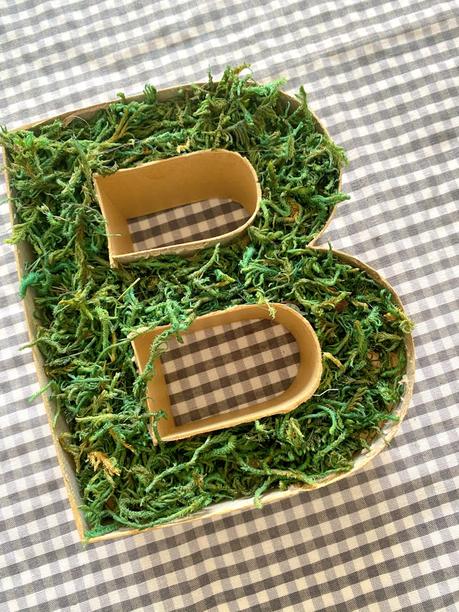 DIY: Letra de papel kraft con musgo DIY: Letra de papel kraft con musgo