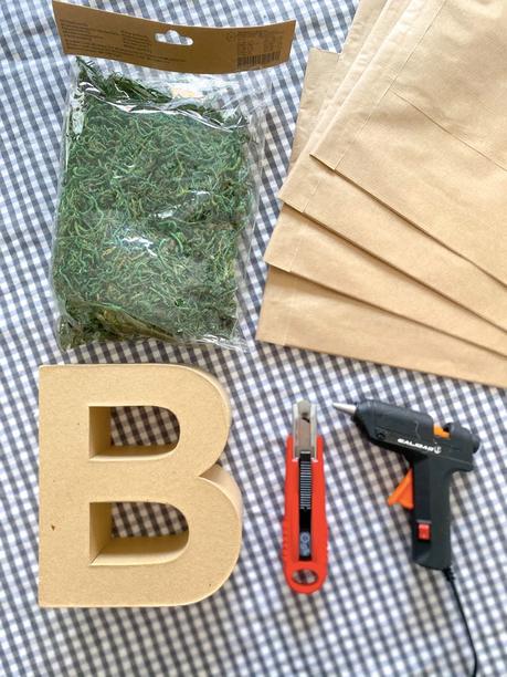 DIY: Letra de papel kraft con musgo DIY: Letra de papel kraft con musgo