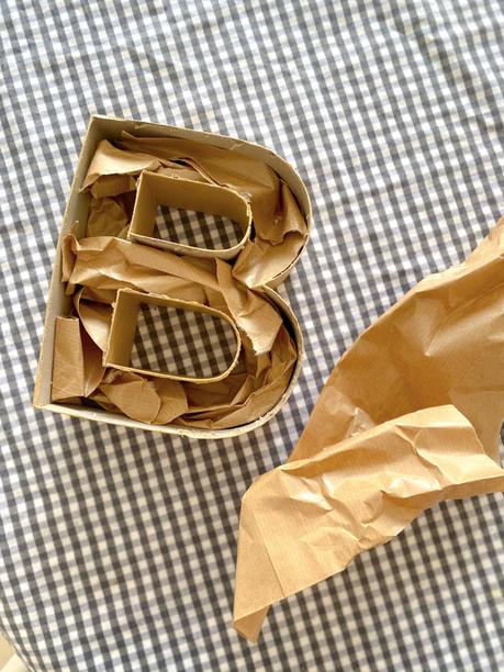 DIY: Letra de papel kraft con musgo DIY: Letra de papel kraft con musgo