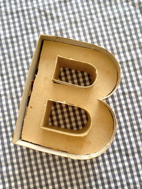 DIY: Letra de papel kraft con musgo DIY: Letra de papel kraft con musgo