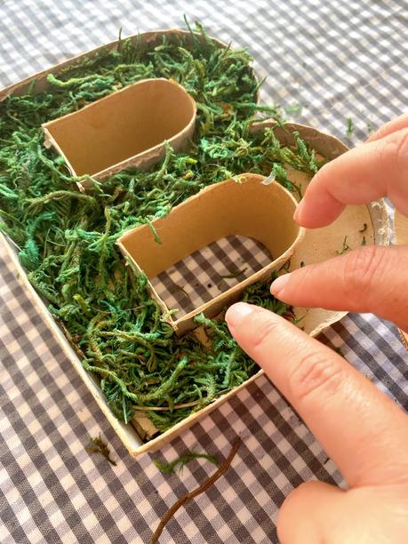 DIY: Letra de papel kraft con musgo DIY: Letra de papel kraft con musgo