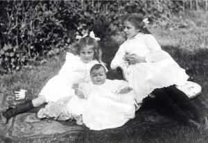 1-Childhood-sisters Amy Johnson