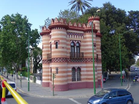Un paseo de altura recorriendo Sevilla en autobus Un paseo de altura recorriendo Sevilla en autobus