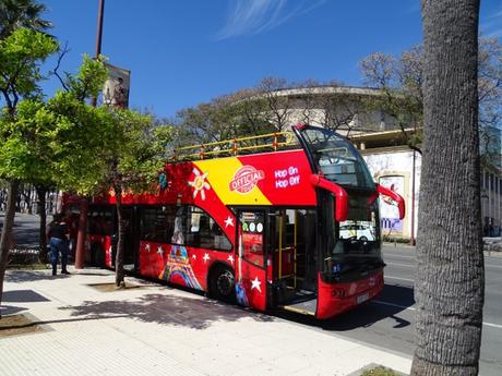 Un paseo de altura recorriendo Sevilla en autobus
