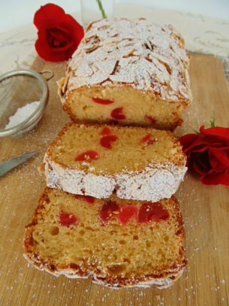 Pastel de queso y cerezas con almedras