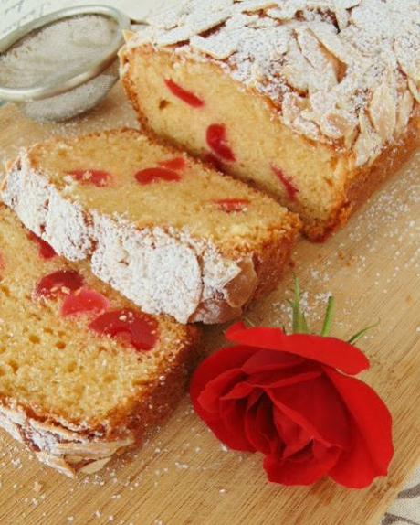 Pastel de queso y cerezas con almedras