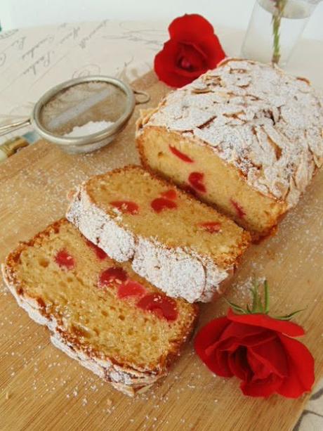 Pastel de queso y cerezas con almedras