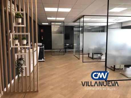 Carpintería Metálica Villanueva aconseja instalar divisores de oficina y optimizar espacios en una empresa