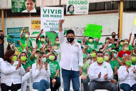 Gallardo propone erradicar las cuotas escolares y promover más becas