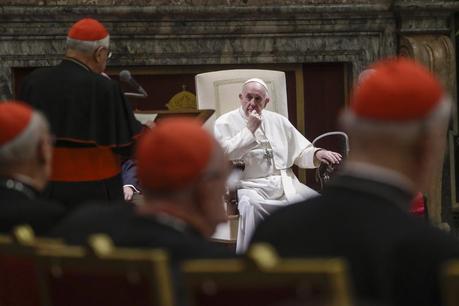 El Papa permite que el Vaticano procese a cardenales y obispos