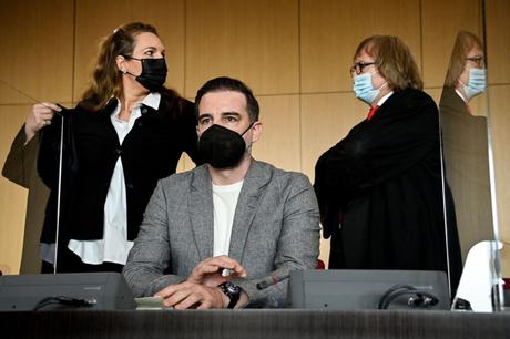Metzelder, Exfutbolista alemán, va a juicio ​​por cargos de pornografía infantil