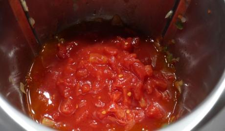 Echamos el tomate para cocinar el tomate con la salsa