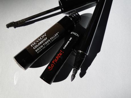 Definición con So Fierce Big Bad Lash y cejas pobladas con Brow Filler de Revlon.