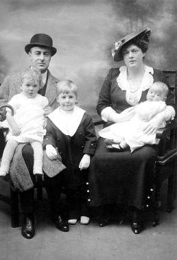 800px-Ethel_Barrymore_family_1914 Ethel Barrymore