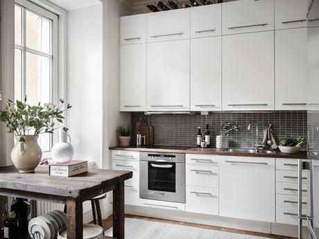 delikatissen white kitchen scandinavian kitchen scandinavian decor style open kitchen old table kitchen island nordic kitchen mesa de trabajo antigua como isla de cocina kitchen island isla de cocina cocina nórdica cocina con isla cocina blanca cocina abierta  