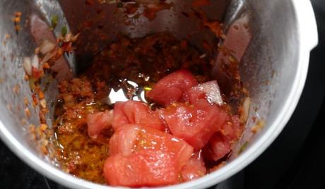 Ponemos el tomate con las verduras y trituramos