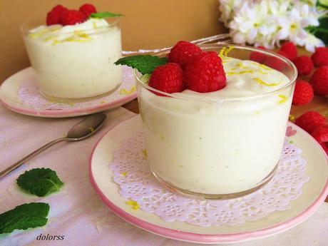 Postre de queso mascarpone con crema de limón y menta Postre de queso mascarpone con crema de limón y menta