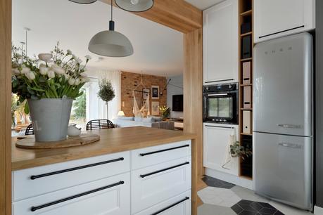 delikatissen warm interiors scandinavian warm decor open-plan interior madera y negro interior diáfano interior cálido interior abierto decoración acogedora cozy decor cocina nórdica cocina blanca cocina americana cocina abierta  