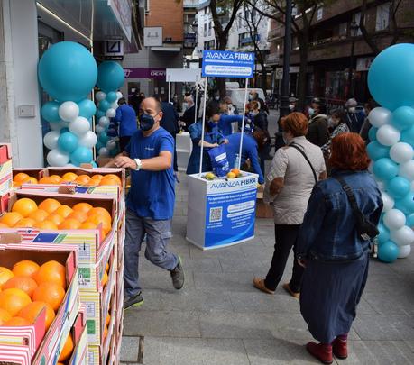 Avanza Fibra regala 4000 kilos de naranjas y limones de Murcia para la apertura de su tienda en Alcorcón