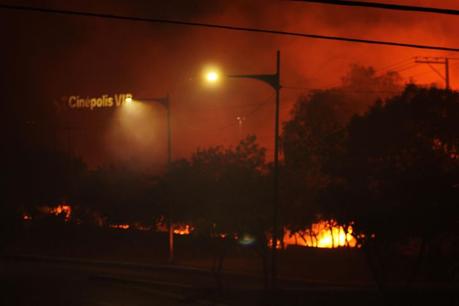 Incendio cerca de Plaza el Dorado causa alarma a potosinos Incendio cerca de Plaza el Dorado causa alarma a potosinos