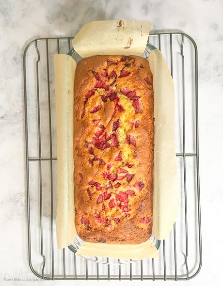 Bizcocho de yogur con fresas. Vídeo receta