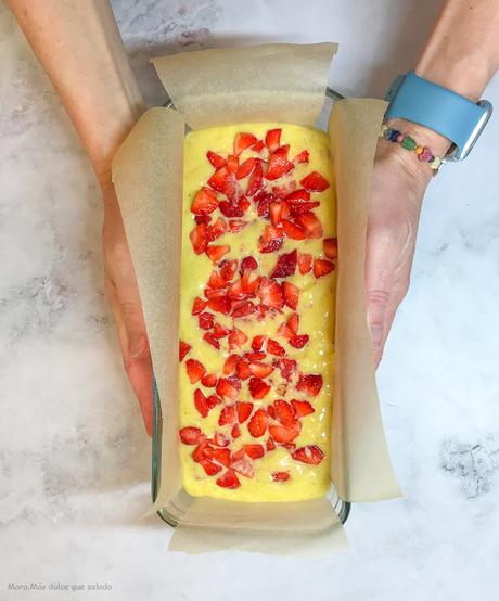Bizcocho de yogur con fresas. Vídeo receta