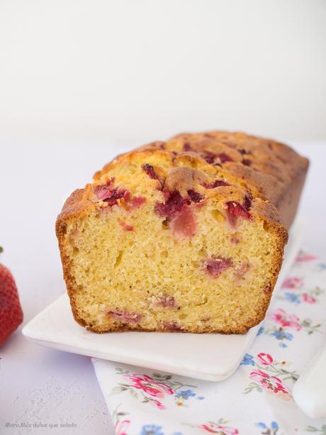 Bizcocho de yogur con fresas. Vídeo receta