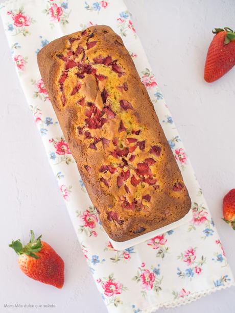 Bizcocho de yogur con fresas. Vídeo receta