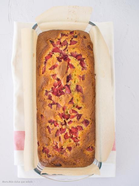 Bizcocho de yogur con fresas. Vídeo receta