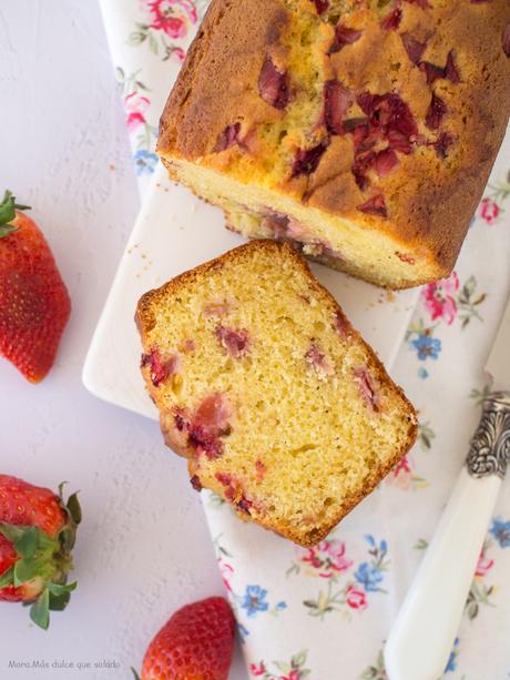 Bizcocho de yogur con fresas. Vídeo receta