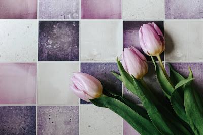 Superficie con azulejos y tulipanes sobre ella