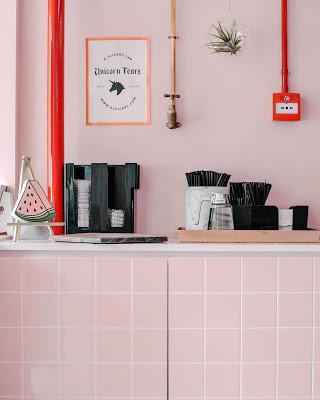 Zona para el café con azulejos rosas